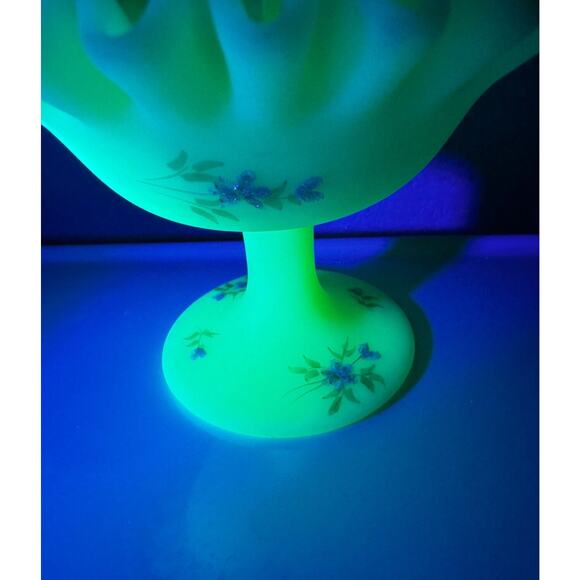 Vtg Fenton Custard Glass Signed Daisy Ruffled Pedestal Compote 7229PY Uranium - Picture 3 of 8